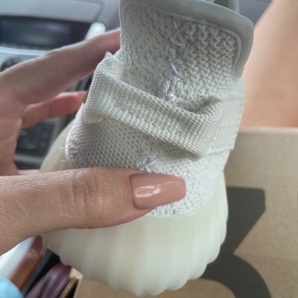 Authentic Yeezy Boost 350 - Picture 2 of 4